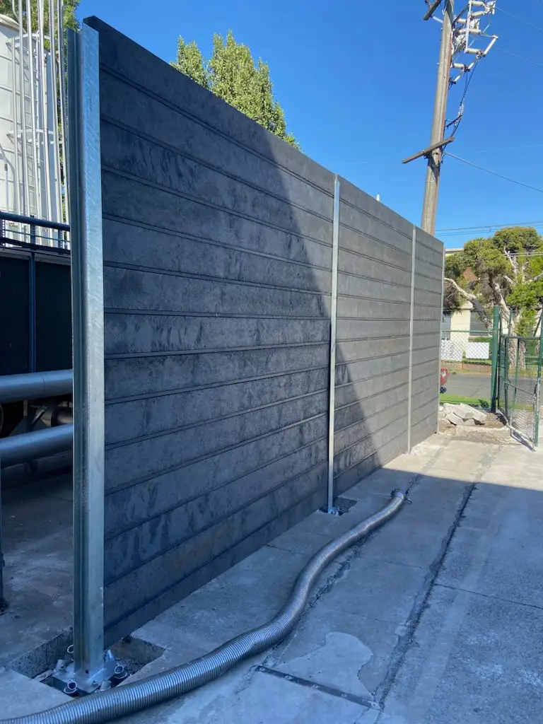 Boundary fence supported by concrete-free steel footings